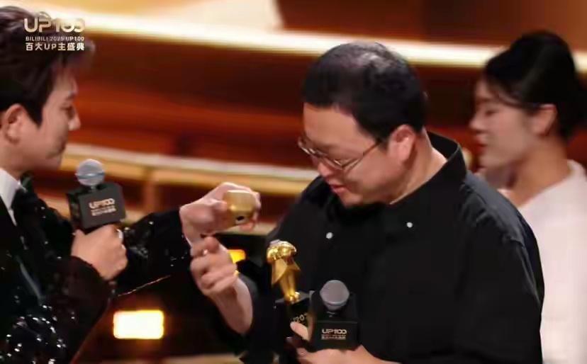 罗永浩奖杯断成两半 看了几遍领奖片段，就是老罗拿🏆时候手握位置的问题。于谦是握
