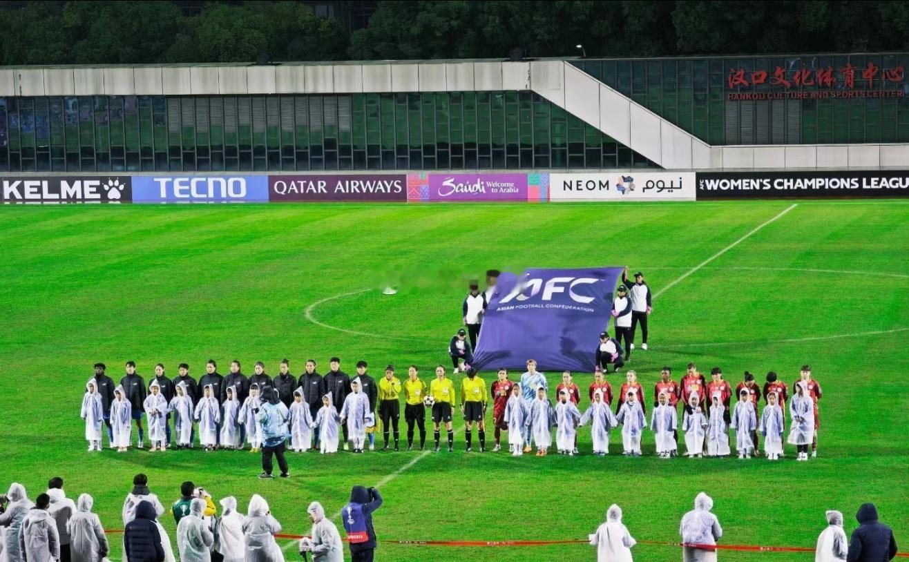 武汉女足不靠球星，靠青训取得这个成绩，不容易，联赛成绩亚冠双丰收，给中超做好了榜