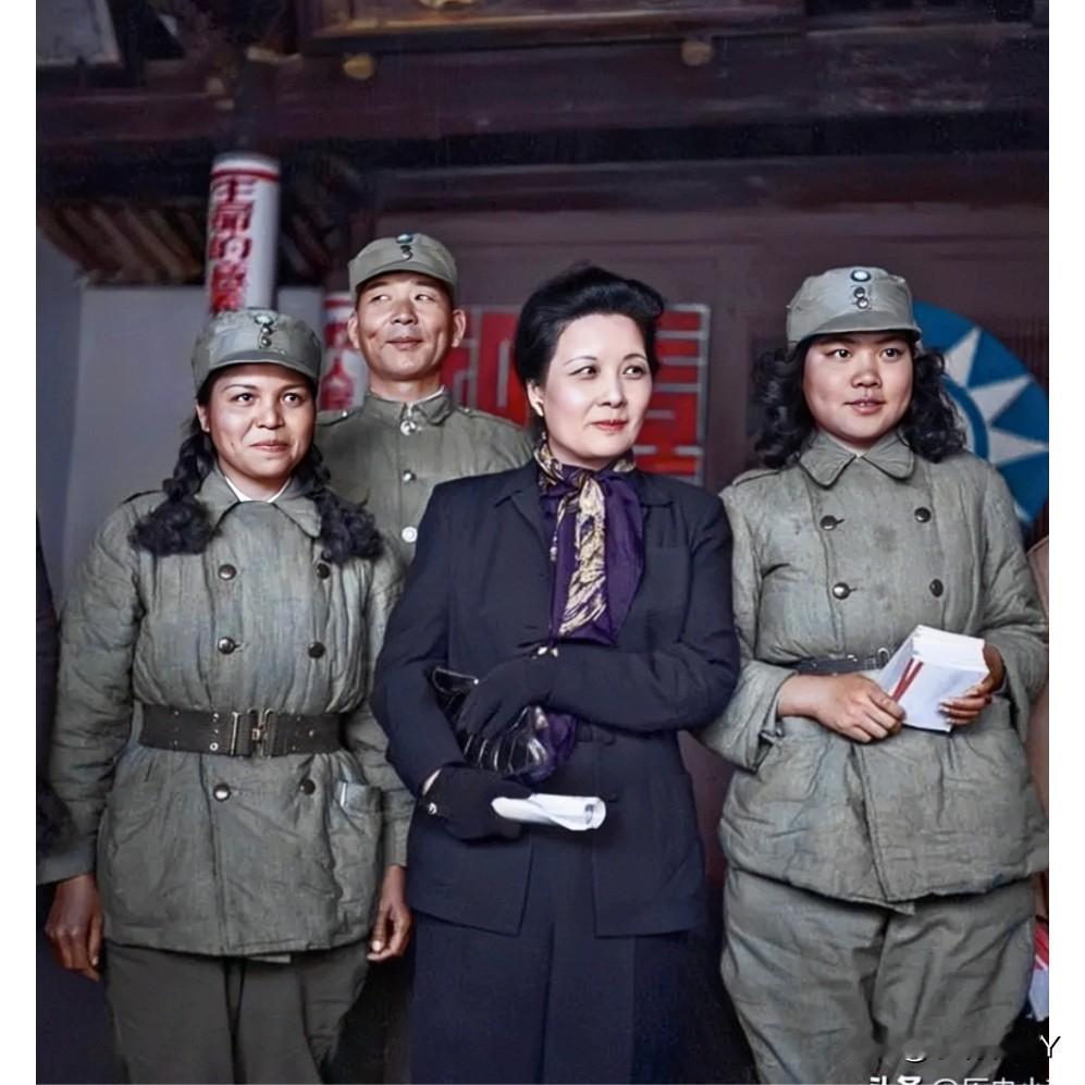 宋美龄、胡琏及女青年工作大队的合影老照片，拍摄于上世纪四十年代的重庆。