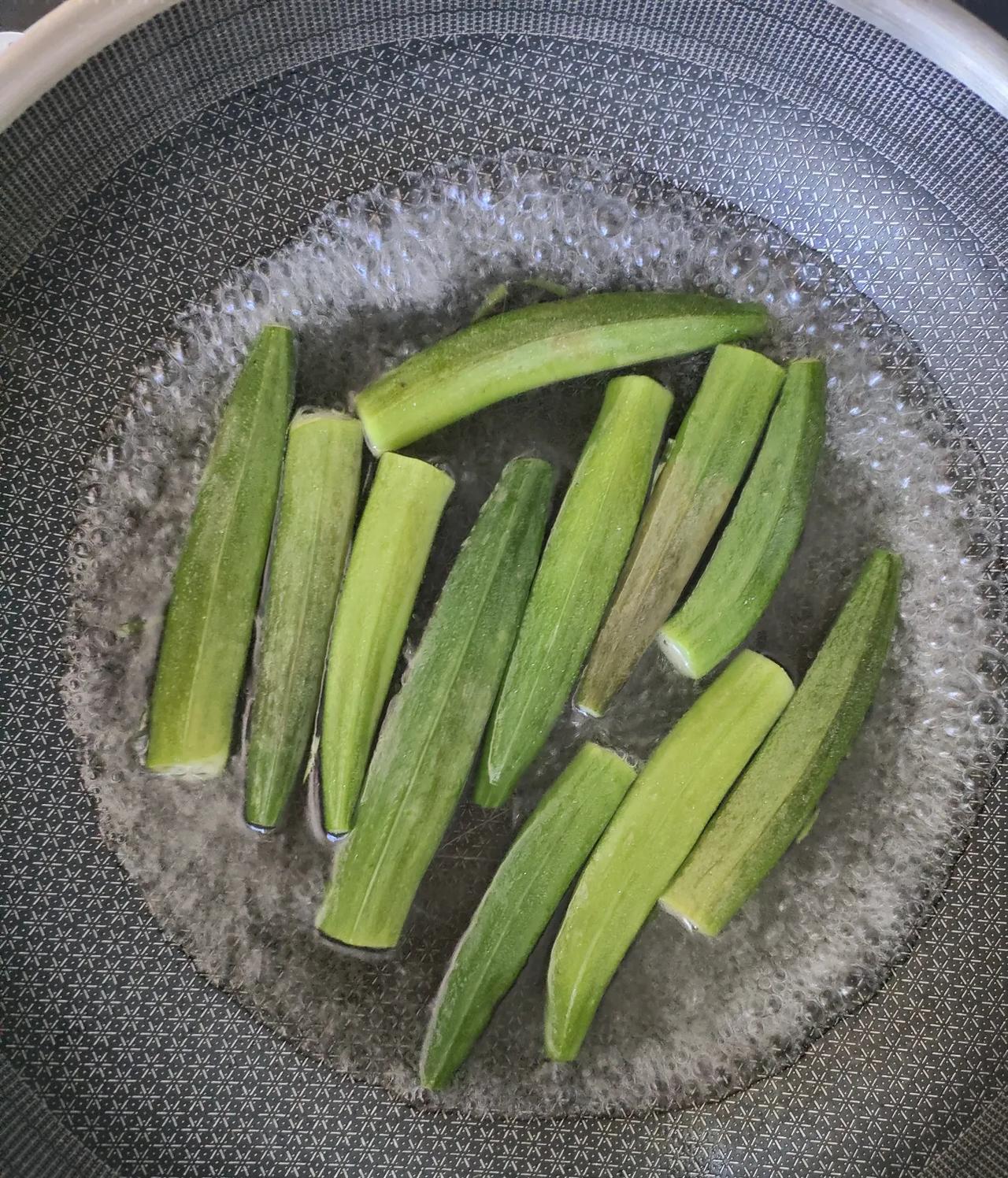蒜蓉秋葵，吃这个。#秋日三餐打卡#