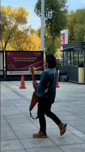 侯浪自驾奔赴包头演唱会偶遇侯浪包头演唱前车内候场这种奔赴舞台的方式狠狠戳到我！一