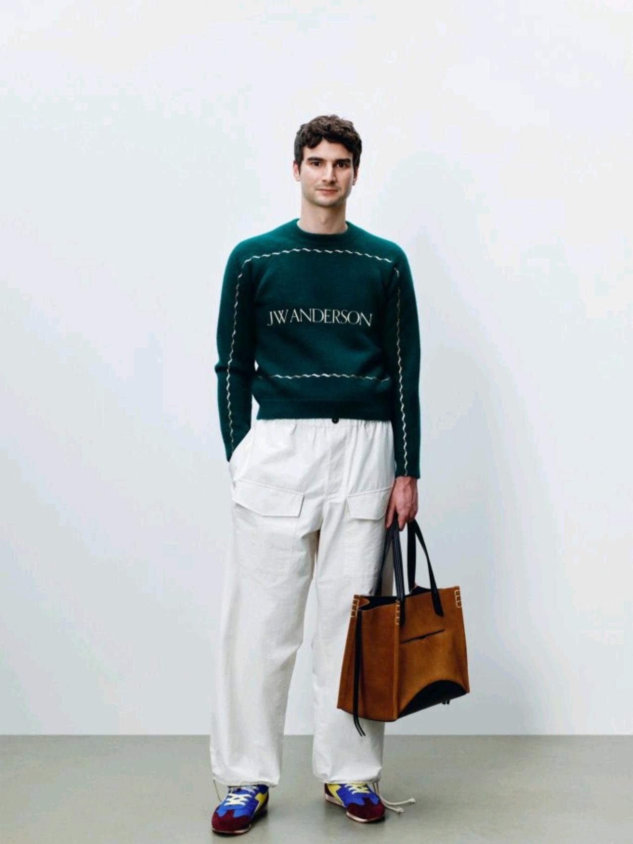 JW Anderson 2026秋冬男装系列廓形充满体积游戏。膨胀的羽绒围脖、被