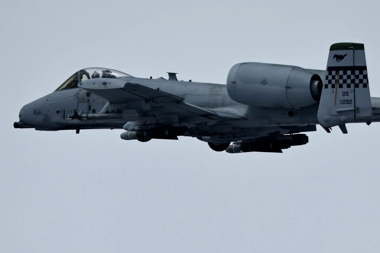 A-10攻击机组图，外号叫“疣猪”或者“雷电Ⅱ”，是美军现役的单座双引擎攻击机，