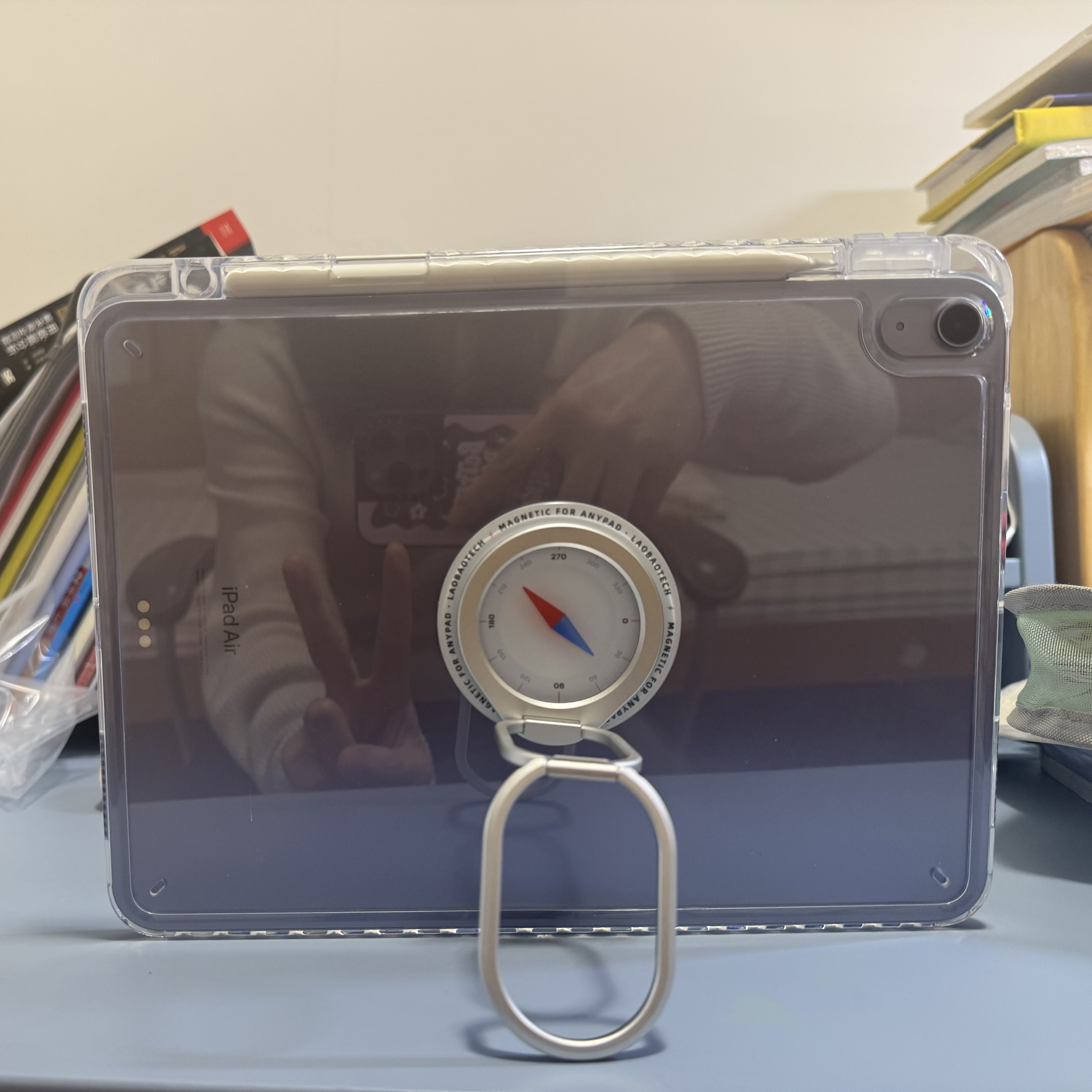 MagSafe 平板引磁片一贴，强劲的磁力可以胜任多种尺寸的 iPad 设备。搭