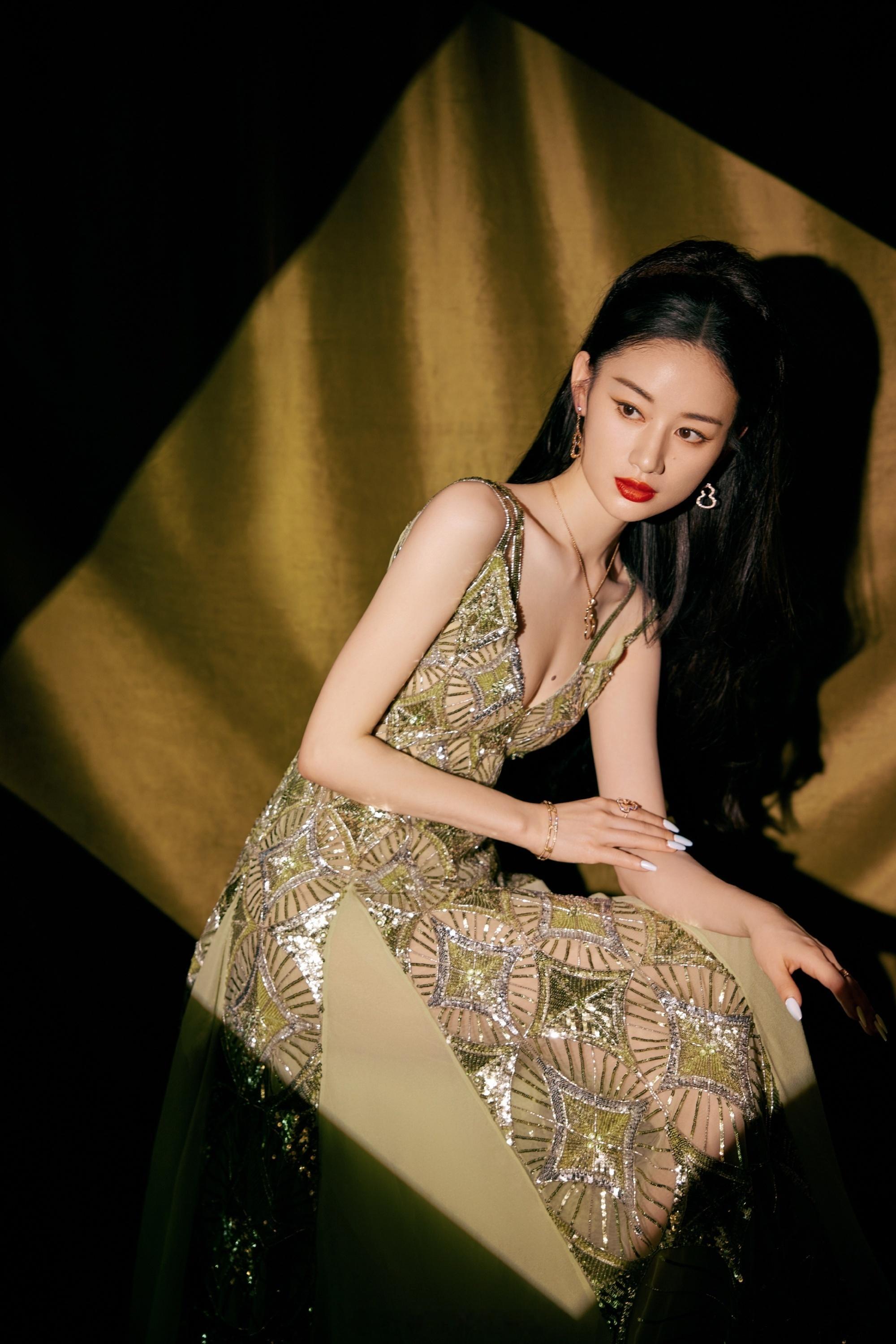 郭晓婷浪漫色彩绿色亮片吊带裙 