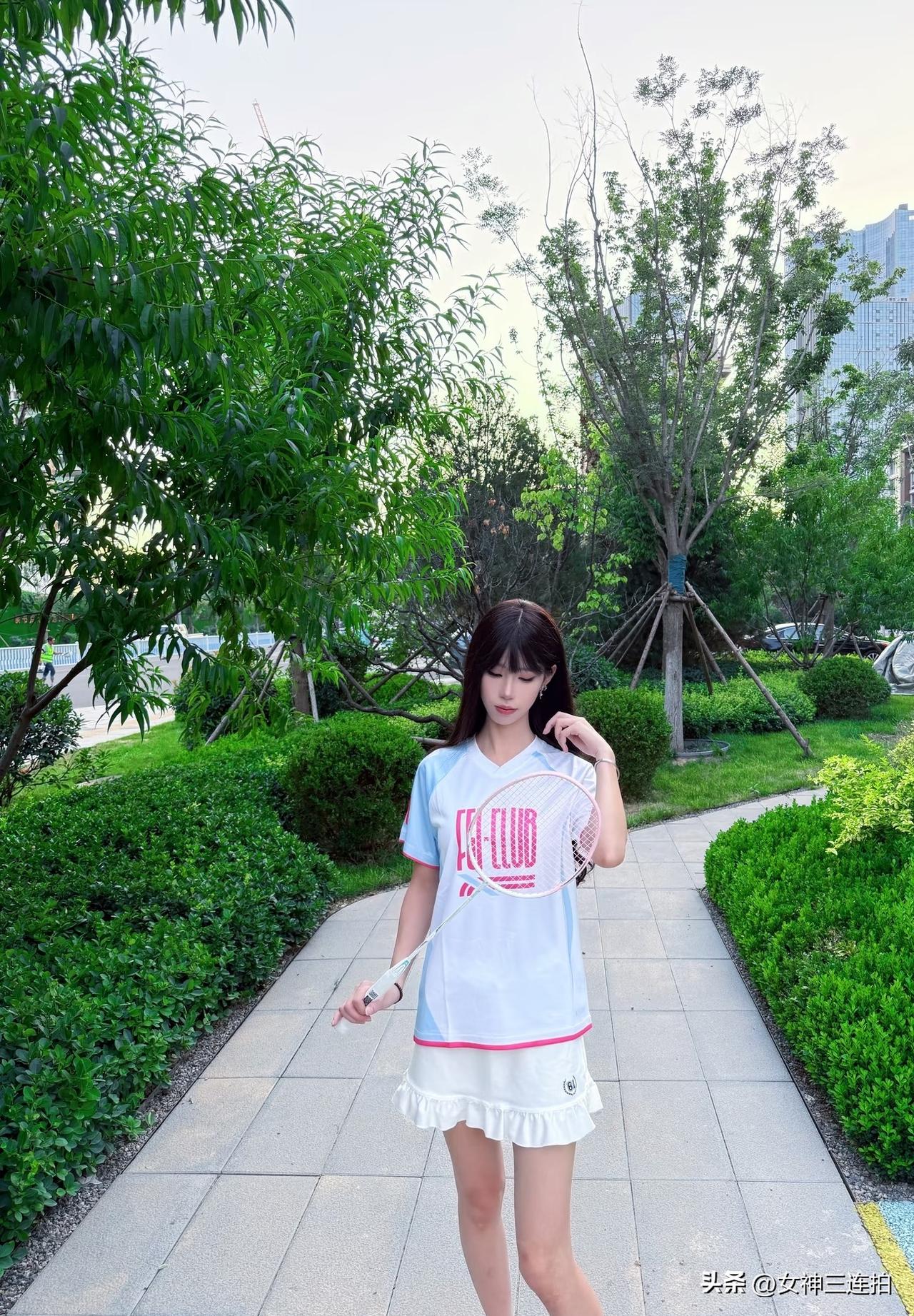 夏日清新穿搭，运动少女风，公园散步好时光！🌞🏸💃