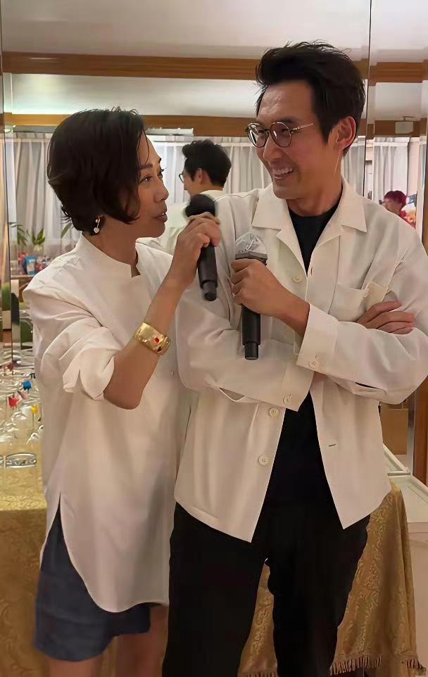张铎：今天状态也太好了吧！瘦了好多，整个人一下子清爽年轻了。
陈松伶：哈哈，最近