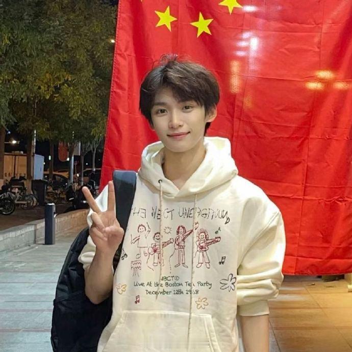 梓渝现象已经开始人传人了真的是这样，看到梓渝在那段可以称之为黑暗的岁月里，他也没
