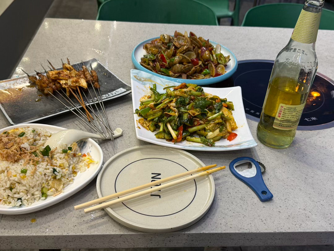不是说我遛个狗就非得急头白脸喝点儿，那我带着狗人家面馆馄饨店不让我进呐。[并不简