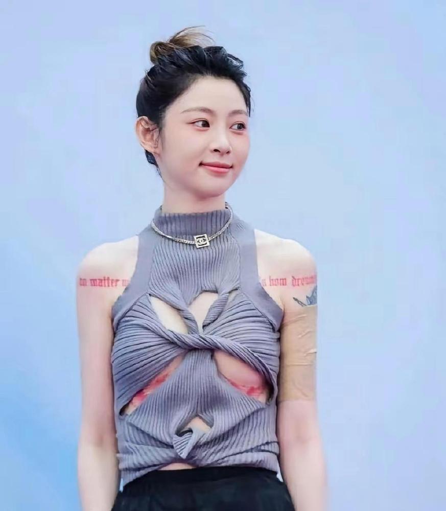 凌晨爬起来管纹身叫“皮肤日记”，痞幼这波操作直接把刺青店变成了私人档案馆。

针