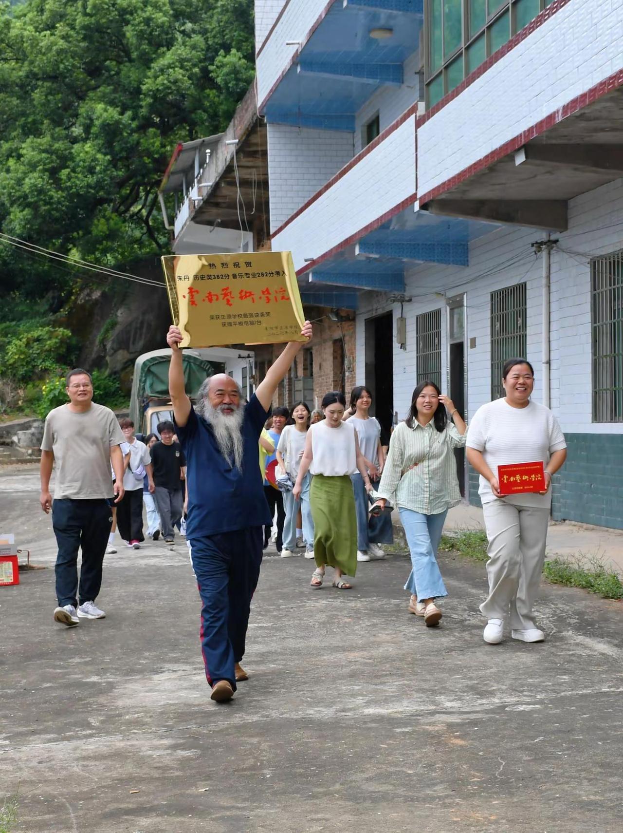 选择改变命运，艺术焕彩人生。朱丹同学高三零基础学音乐，专业282分湖南省屏蔽生，
