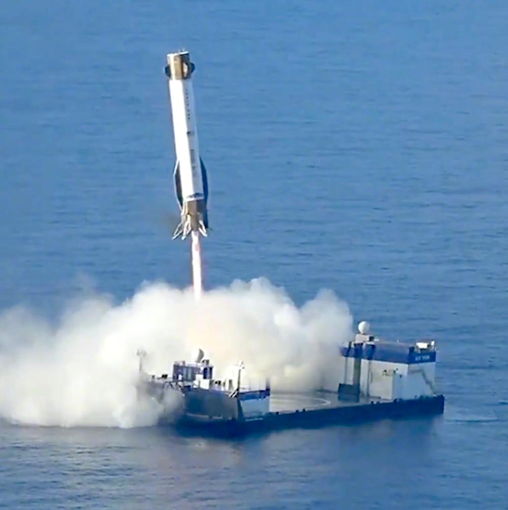 北京时间4月19日19:25，蓝色起源的新格伦火箭从佛罗里达州卡纳维拉尔角升空后