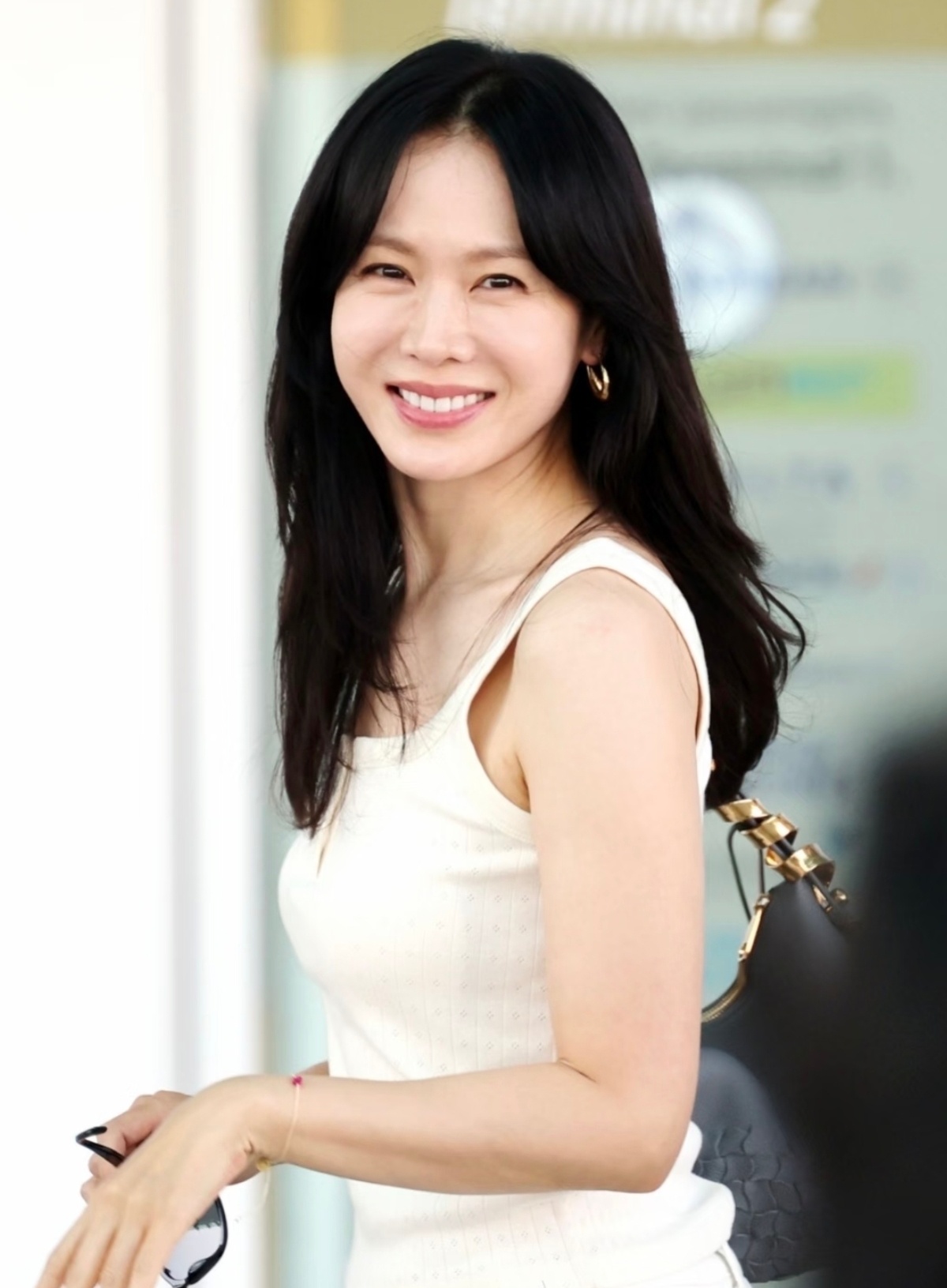 孙艺珍今天的机场出发图，从首尔飞威尼斯，孙艺珍携新电影《无可奈何》去参加威尼斯电