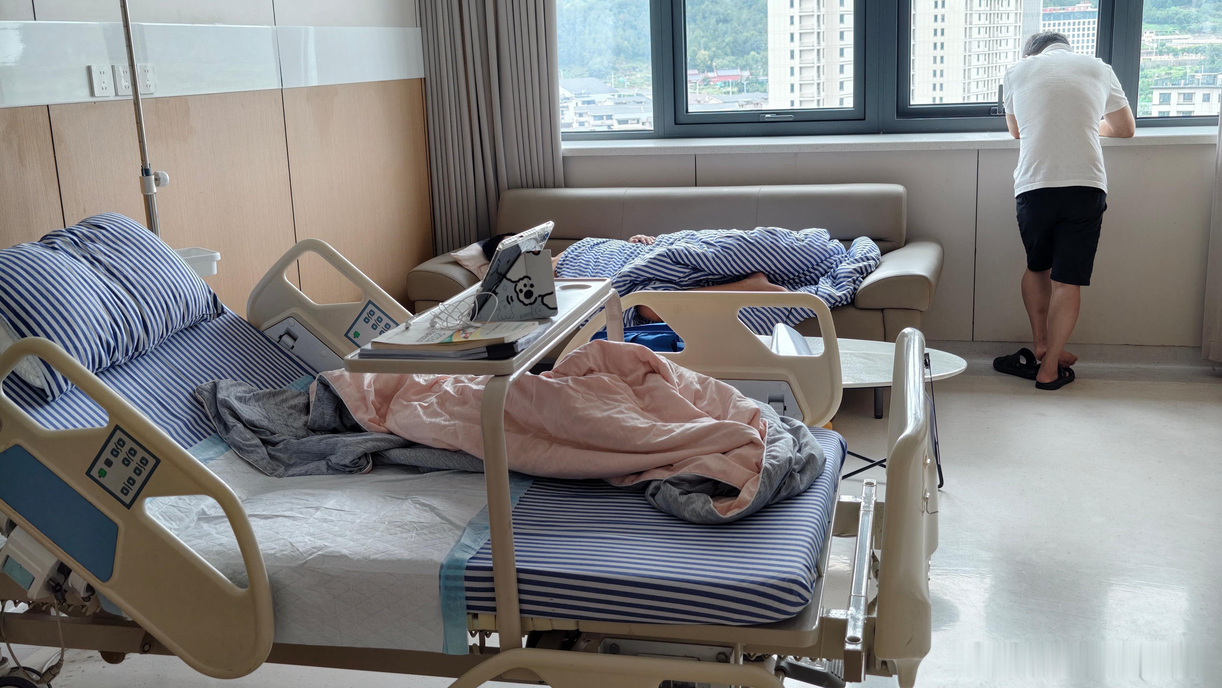 生儿子时因为没房间所以没住上VIP，所以之后住院每次都会要住单人间。前几天没单间
