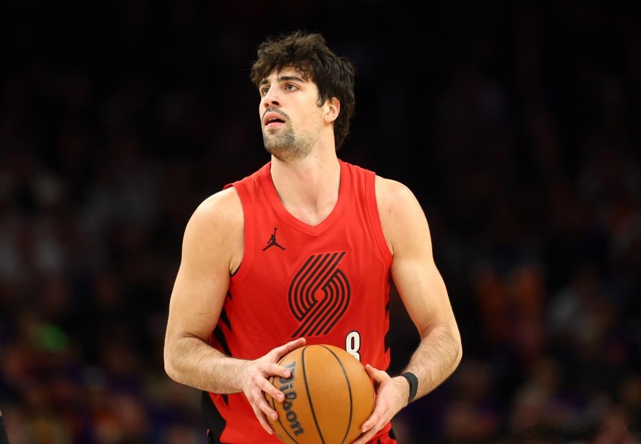 4月25日讯 NBA季后赛，开拓者108-120不敌马刺，大比分1-2落后。本场