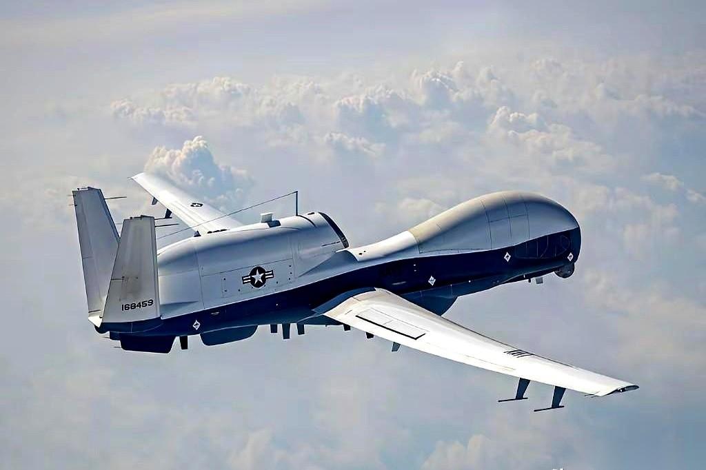 一架号称顶级的美国“海神”无人机，在霍尔木兹海峡上空，直挺挺地掉了下去。
雷达室