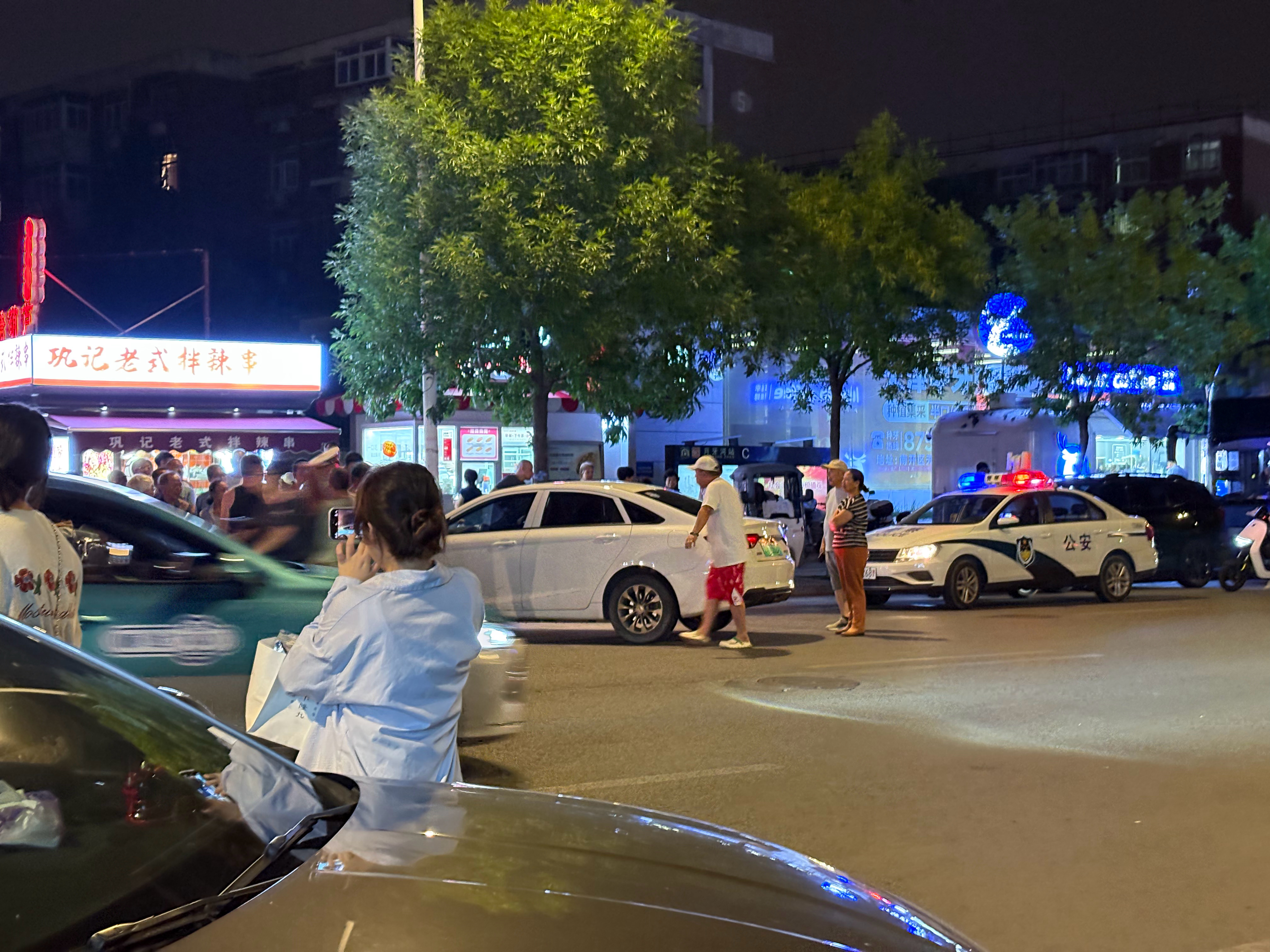 天津人太爱看热闹了。我也在看。 