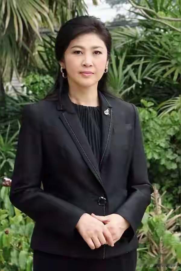 英拉永远带着雍容华贵的贵妇之相，风韵犹存的她真是太有魅力了，让人忍不住为之倾倒。