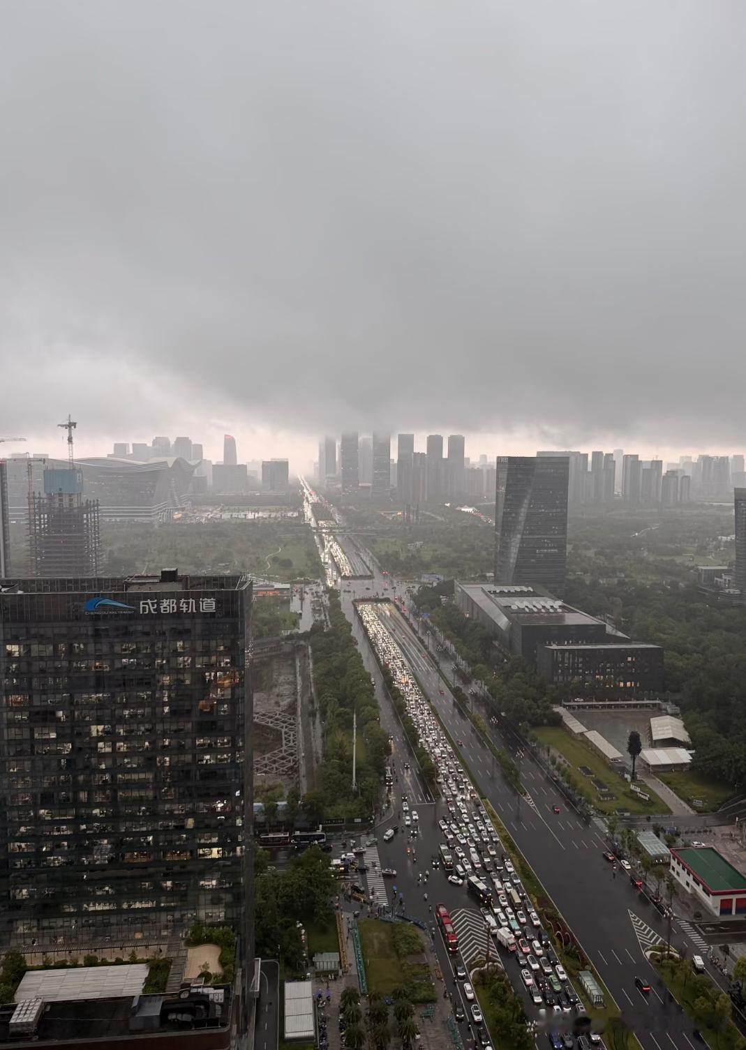 今天成都上午的暴雨，堵晕了，有多少打工牛马迟到了？