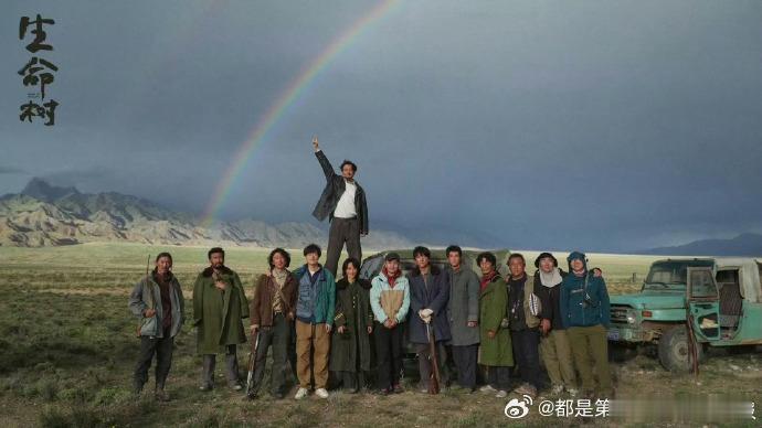 家人们快围观！侯鸿亮放出杨紫肖战剧照，杨紫灵动俏皮，两人同框，画面太养眼！侯鸿亮