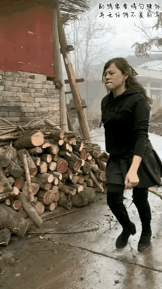女子来找他老公，开始的时候那么凶恶，咬起嘴唇。手拿棍棒，向他老公打过去，她老公反