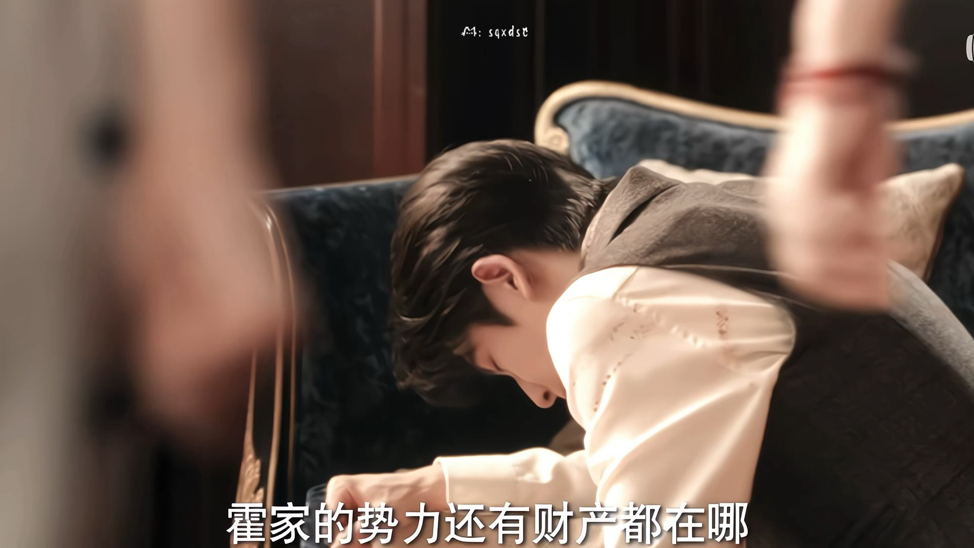 又在这里疯狂殴打慕容清峄就是为了逼问他霍家的财产在那。。。。老天啊。。。怎么会有
