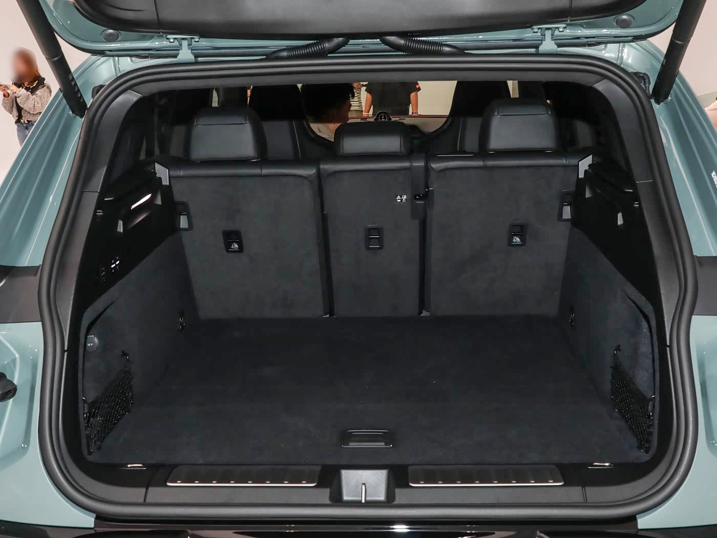 新车 纯电保时捷卡宴turbo国内开售了，112万，这个还是比想象的要便宜的，虽