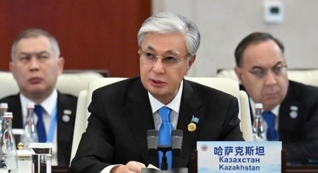 你有没有发现，哈萨克斯坦每次跟中国谈合作，嘴上说的是“互利共赢”，其实最怕的就是