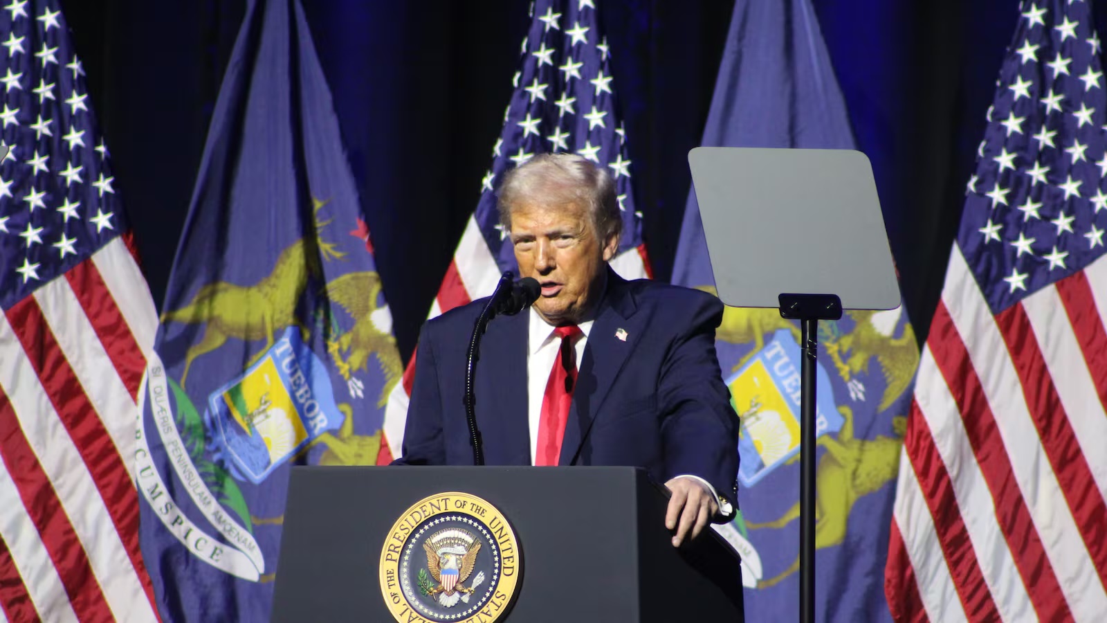 特朗普在底特律对美国汽车工人讲话说，如果中国汽车厂家愿意进入美国“建厂，雇佣你们