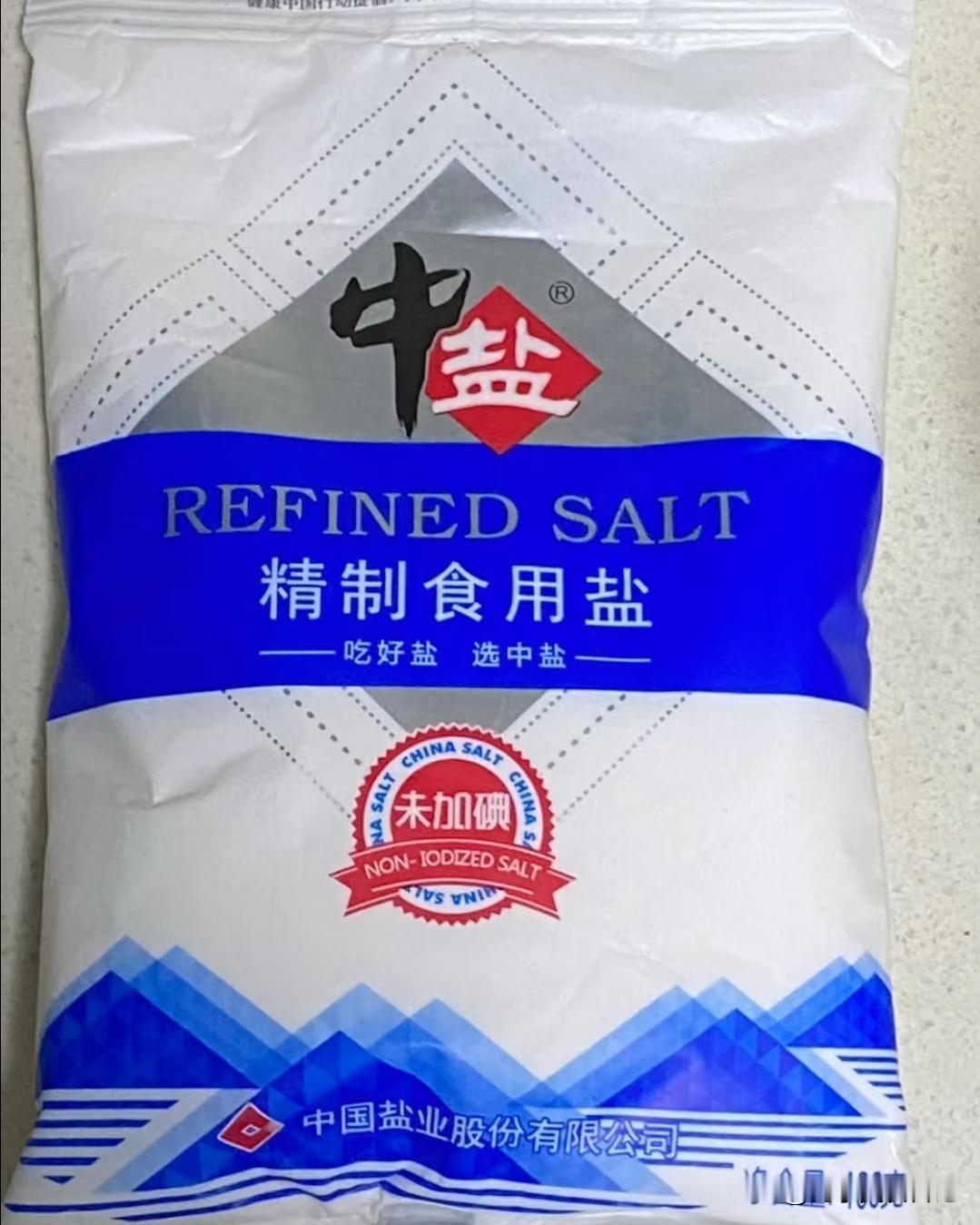 10种类调料，炒菜能少放就少放：

第一个，盐。

这个不用多说。我妈以前炒菜手