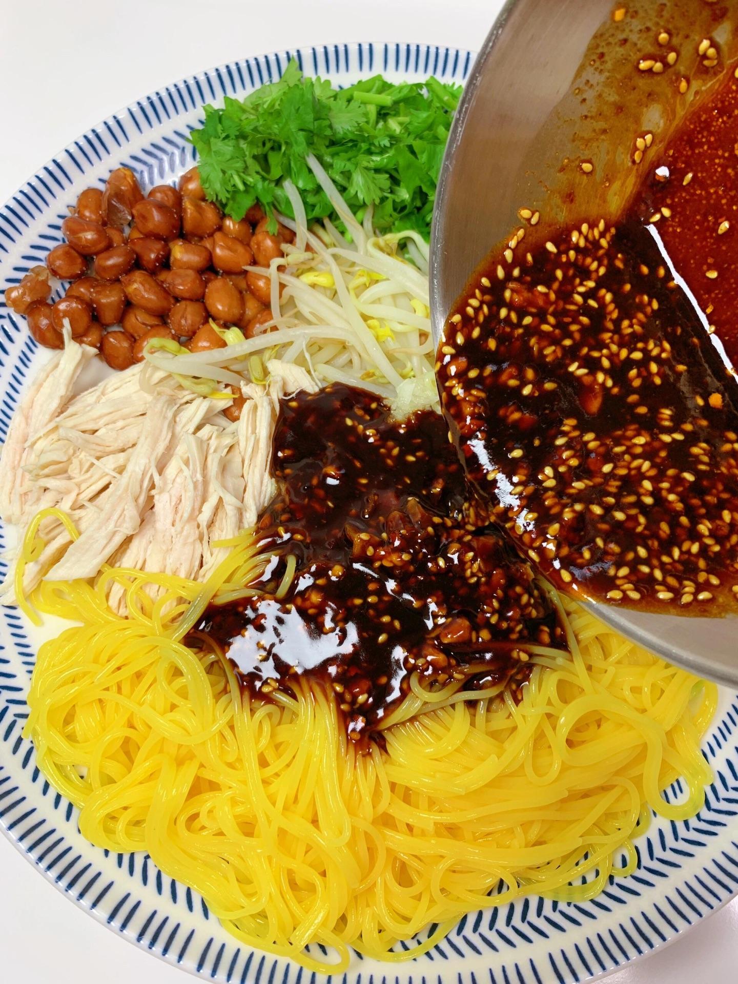 一碗鸡丝凉面，满足了多少人的灵魂。夏天吃的话真的超清爽，酸辣爽口，巨巨...