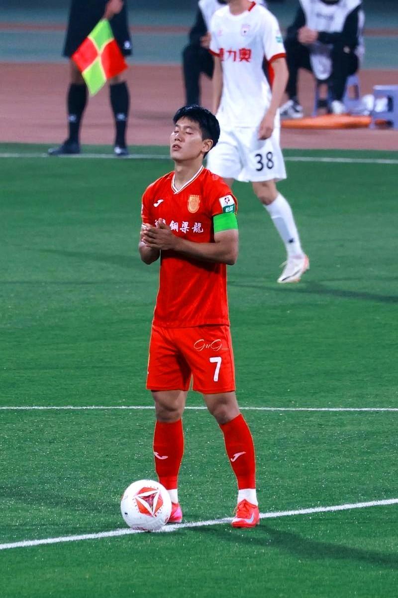 重庆本土自媒体人中，竟然有不喜欢向余望的，这真是挺奇怪啊，这也叫铜梁龙的球迷啊？