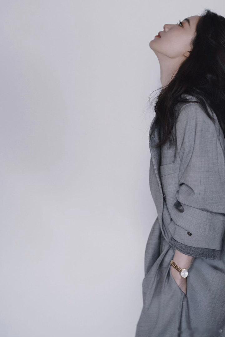 张小斐天坛奖评委首亮相 张小斐转型天坛奖评委，造型与气质双在线！灰色西装套装符合