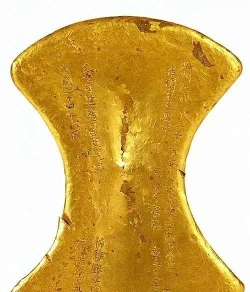 1972年，太原村民在地头取土时，意外挖到两块4斤重的大金锭，见四下无人，竟直接