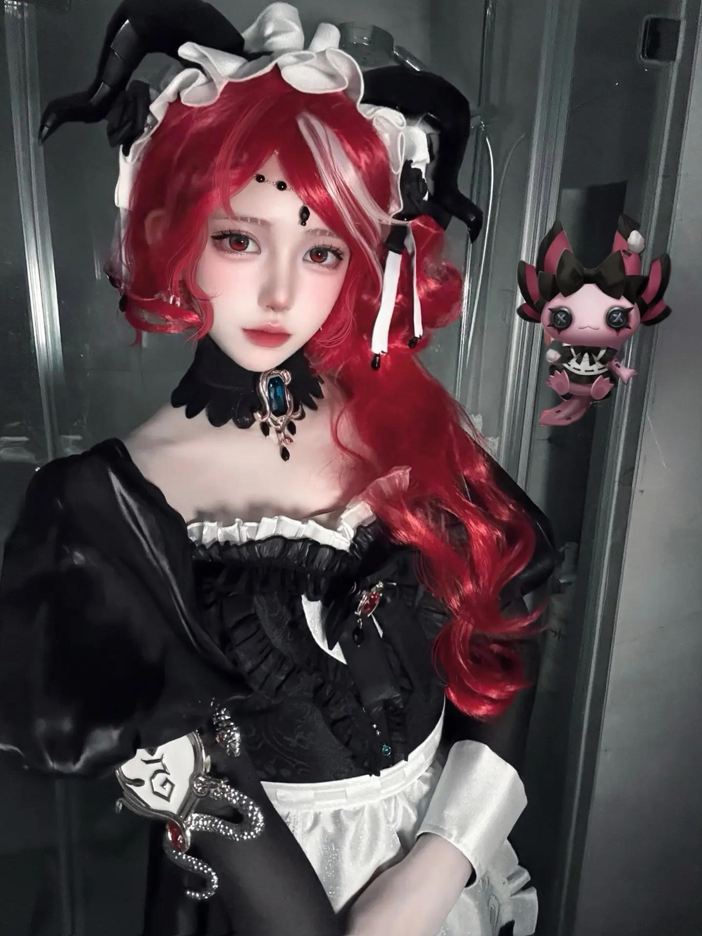 红发的魔女。