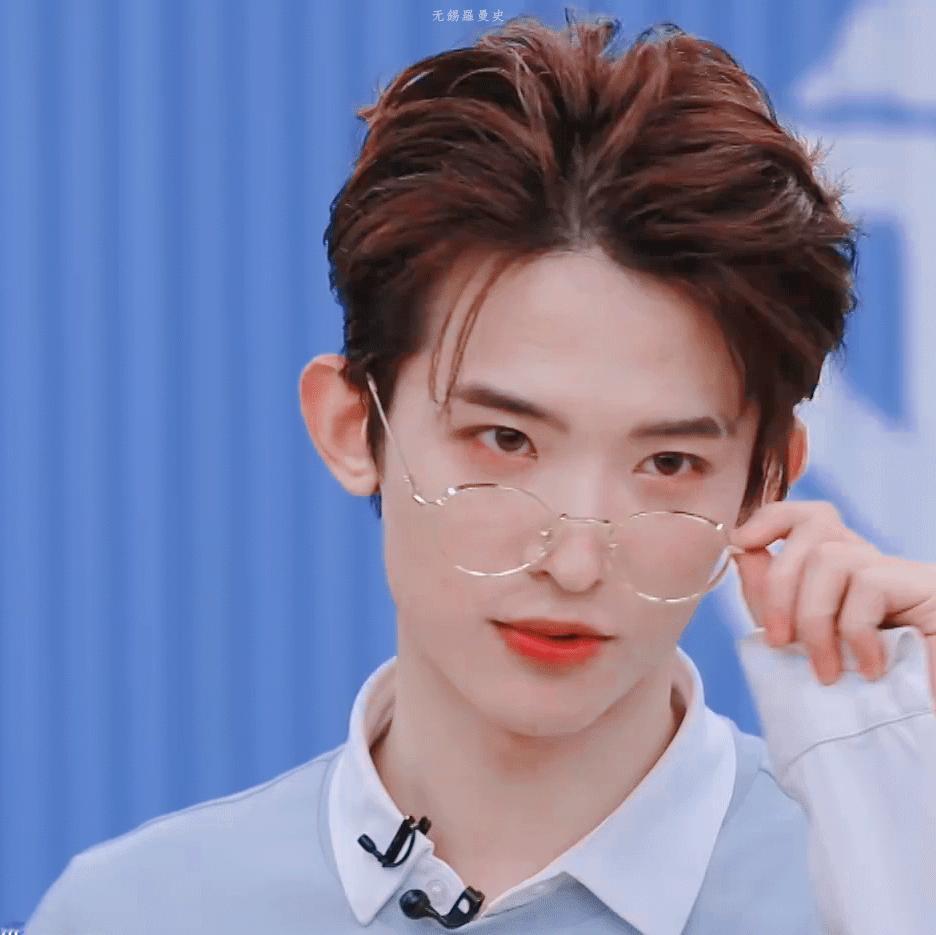 井胧常华森选秀藏手机本来以为是正经怀旧聊天，结果全是调皮小八卦。井胧常华森藏手机