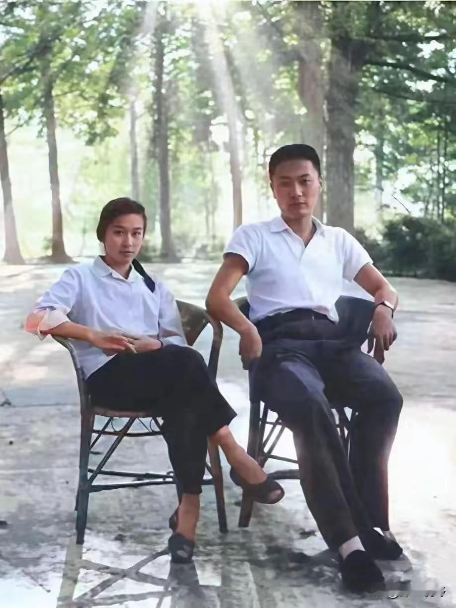 1975年，陈毅元帅之子陈小鲁与粟裕大将之女粟惠宁，在庐山度过新婚蜜月，留下了这