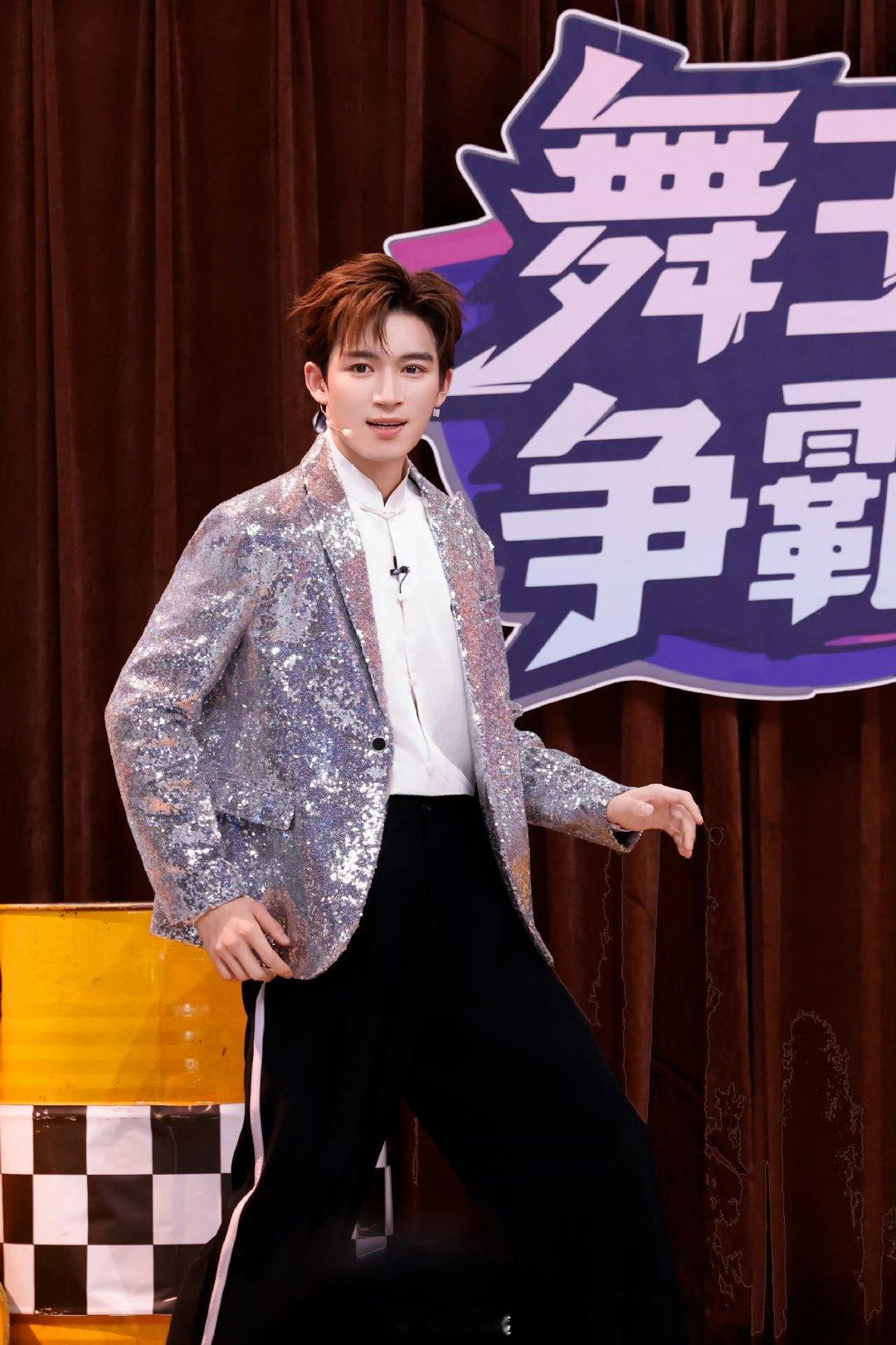 王星越 要跟我battle霹雳舞吗你好星期六王星越居然要跟我battle霹雳舞？