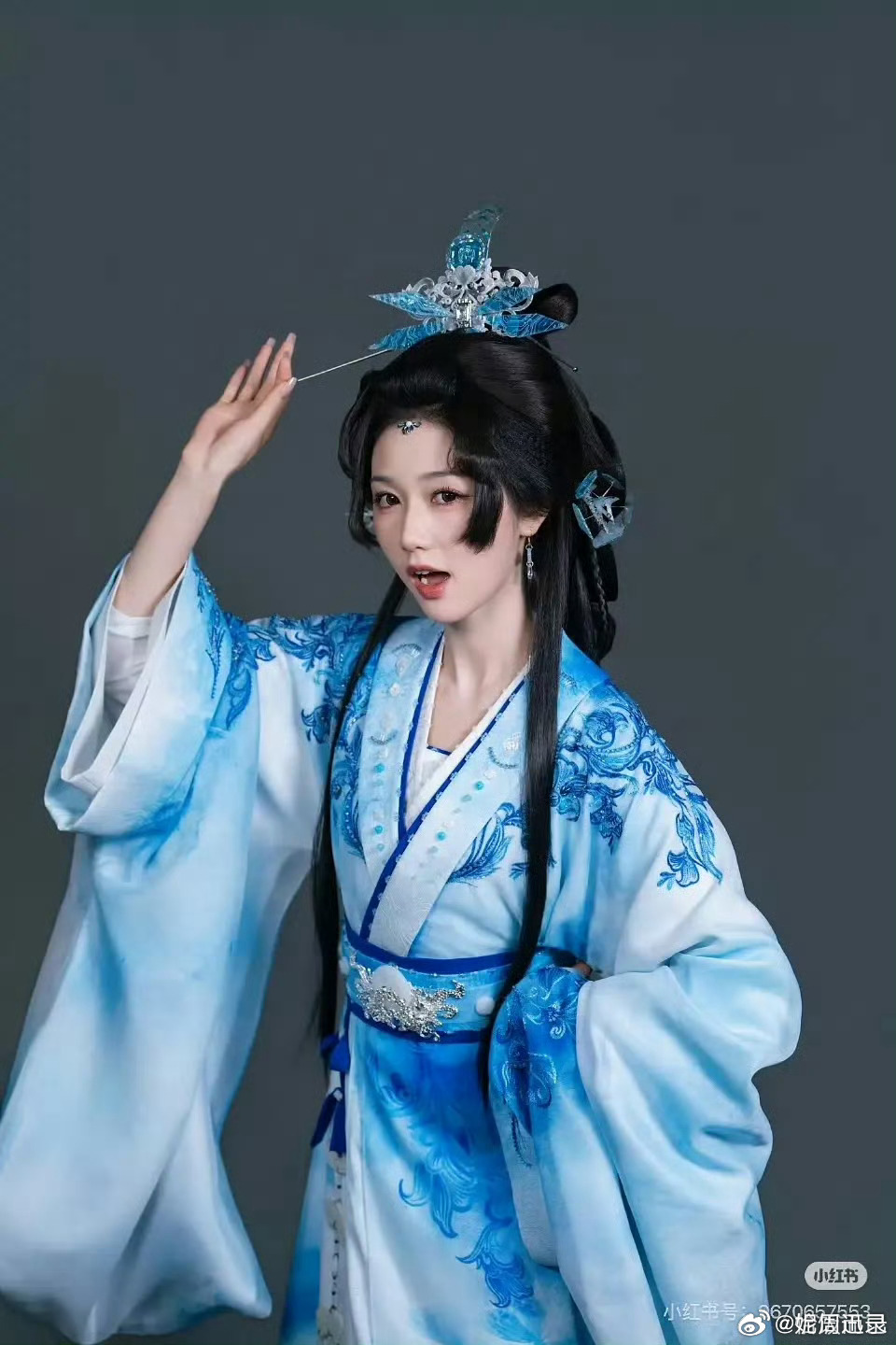 跟我想象的万渣朝凰妆造不太沾边… 