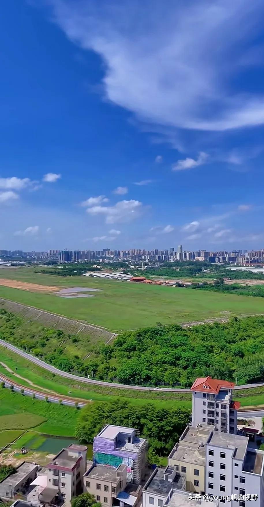 搬迁后的湛江老机场和在建的湛江北站高铁站。随着湛江机场迁出湛江主城区之后，原有的