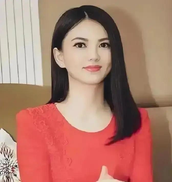 递名片被拒，2.3亿晚宴白跑
 
那晚李湘刚掏出卡片，何超琼的助理就侧身挡了半步