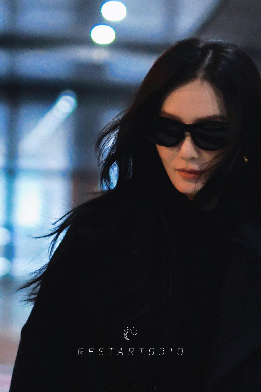 刘诗诗同款笑脸包 巴黎时装周的穿搭自带优雅滤镜！机场的轻便造型、街边的随性抓拍里