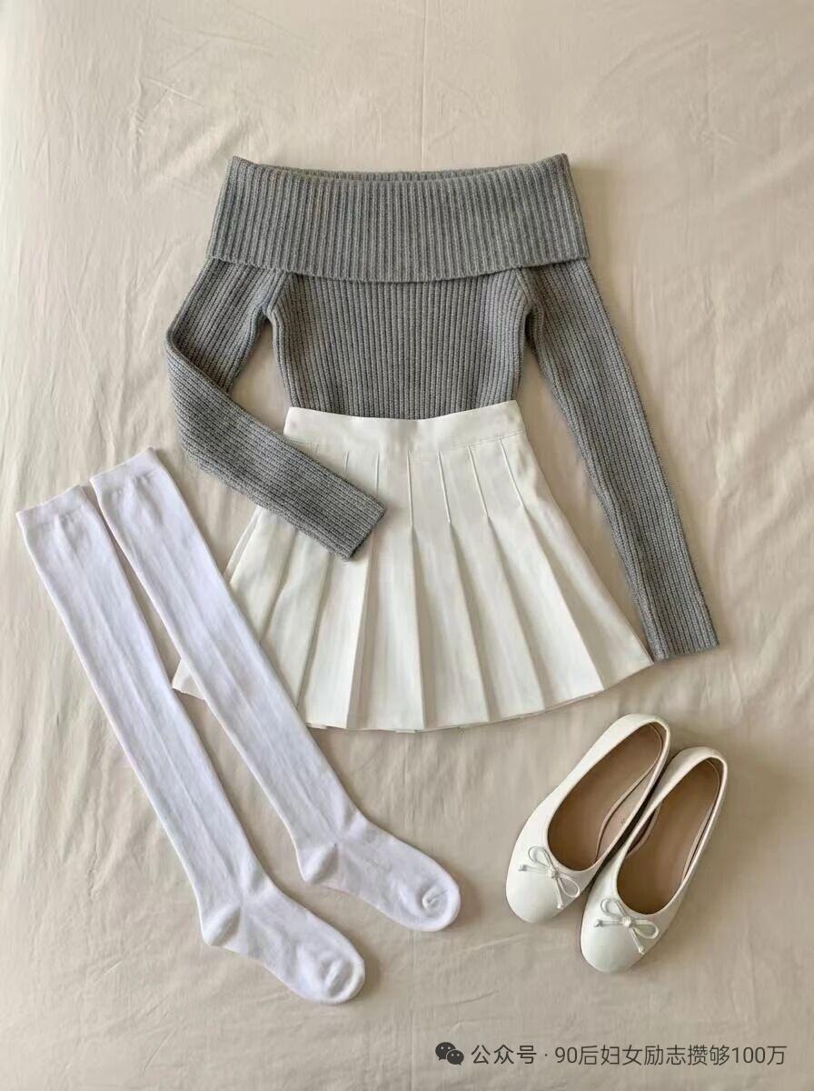 一字肩+百褶裙的甜妹感谁懂啊✨
灰调针织衫温柔又显气质，露肩设计刚好露出锁骨，氛