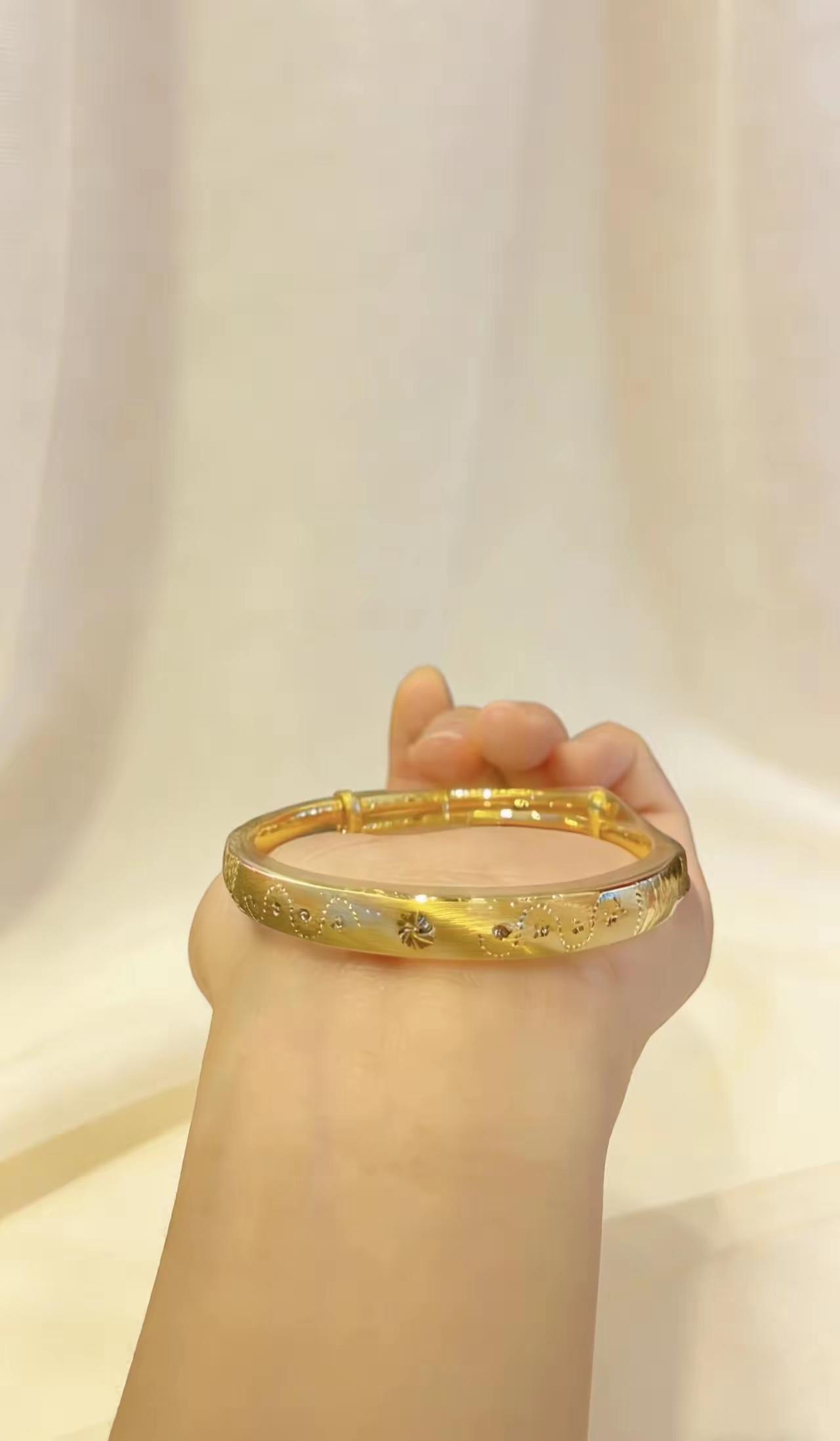 我的闺蜜可是个不简单的人物
她家超市的法人代表是她，房子车子也都在她名下
去年，