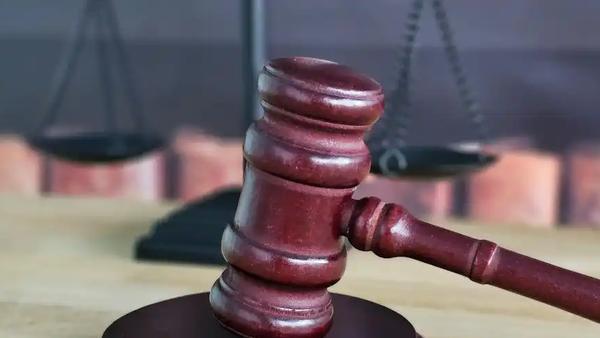 提前10分钟到岗不构成加班，关键在于该时段属于岗前预备性工作而非实质劳动。

根