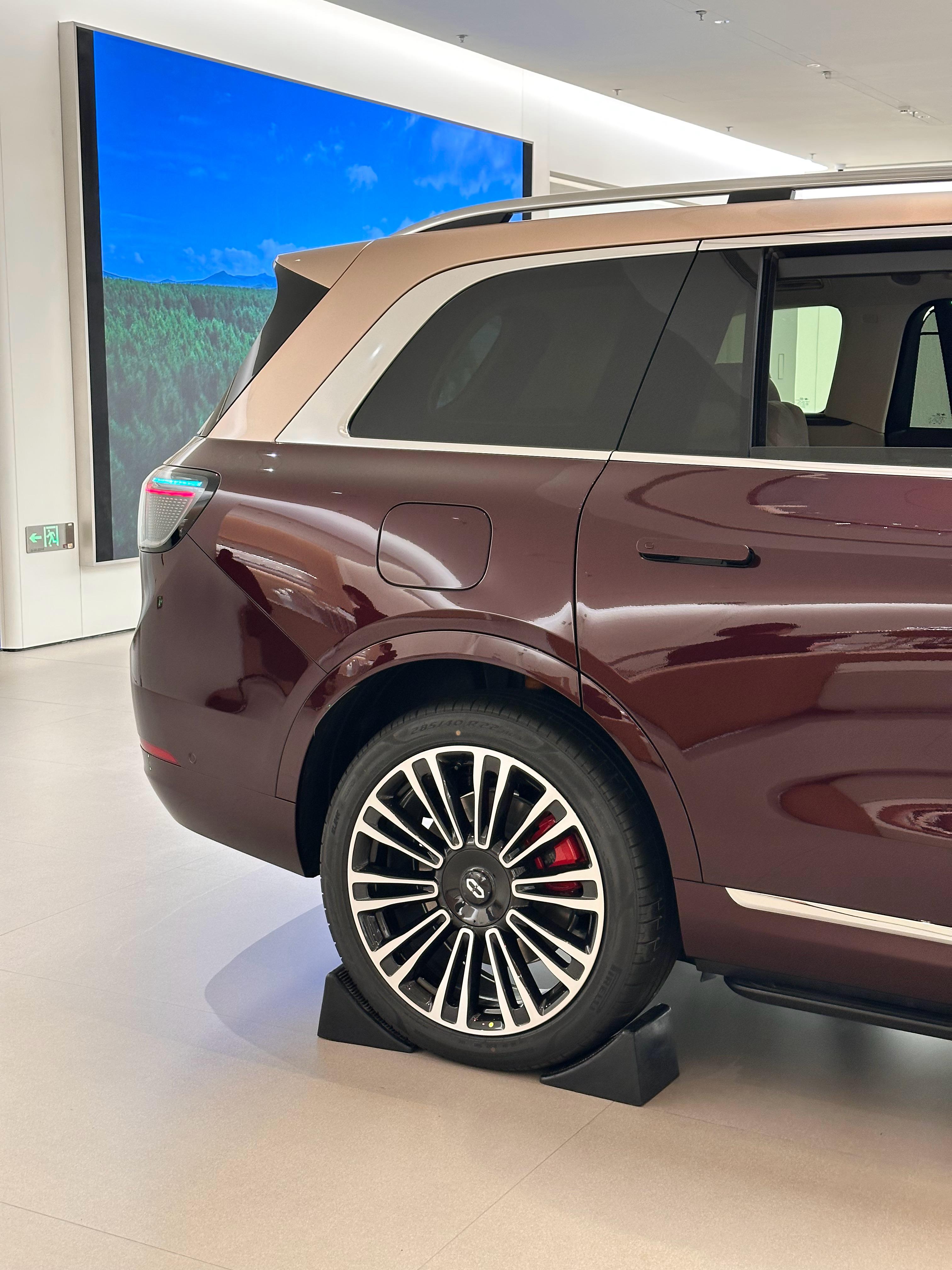 新能源汽车﻿问界m9 每次逛商场路过华为都得进来看一看！问界M9双拼色就是好看哈