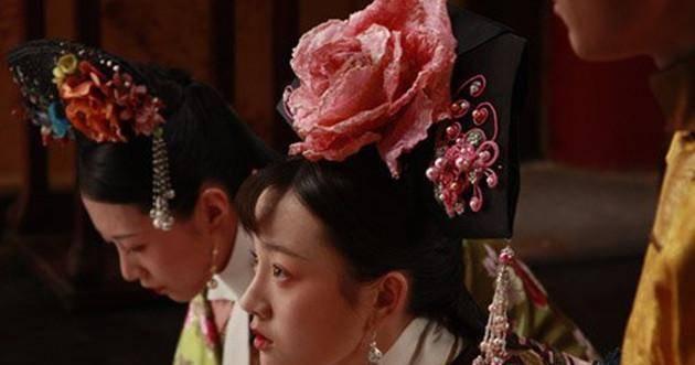 1889年，一个十五岁的旗人女孩，跟着十三岁的妹妹，一同走进了紫禁城的大门。 