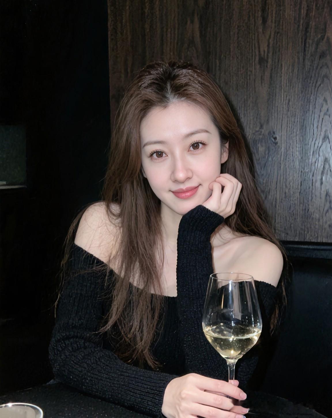 从熟悉到陌生，
每一步都像在心上划刀。
明明思念如潮水般汹涌，
却还要强装淡然，