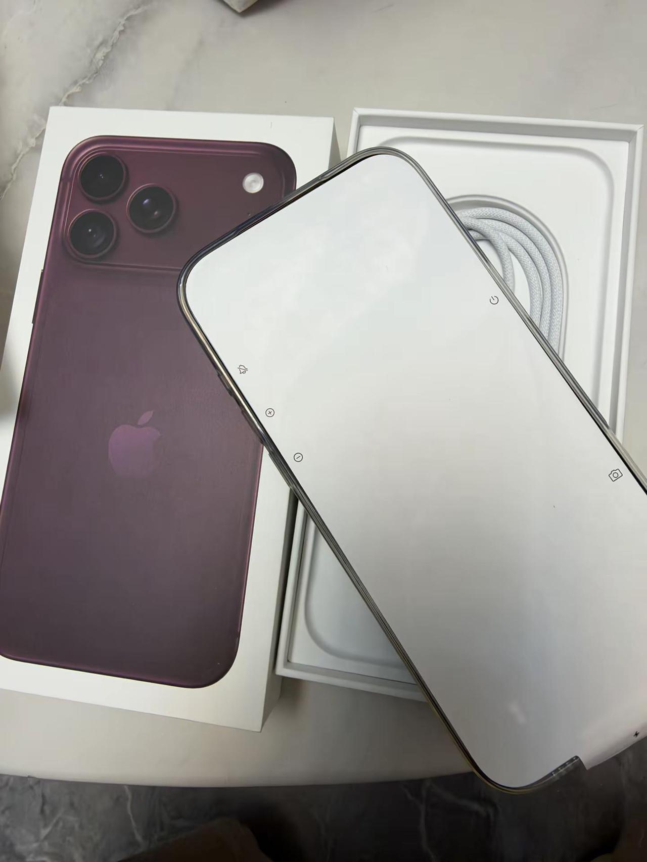 秋天的水果就是漂亮 特别是我的iPhone 18 Pro Max 勃艮第酒红色