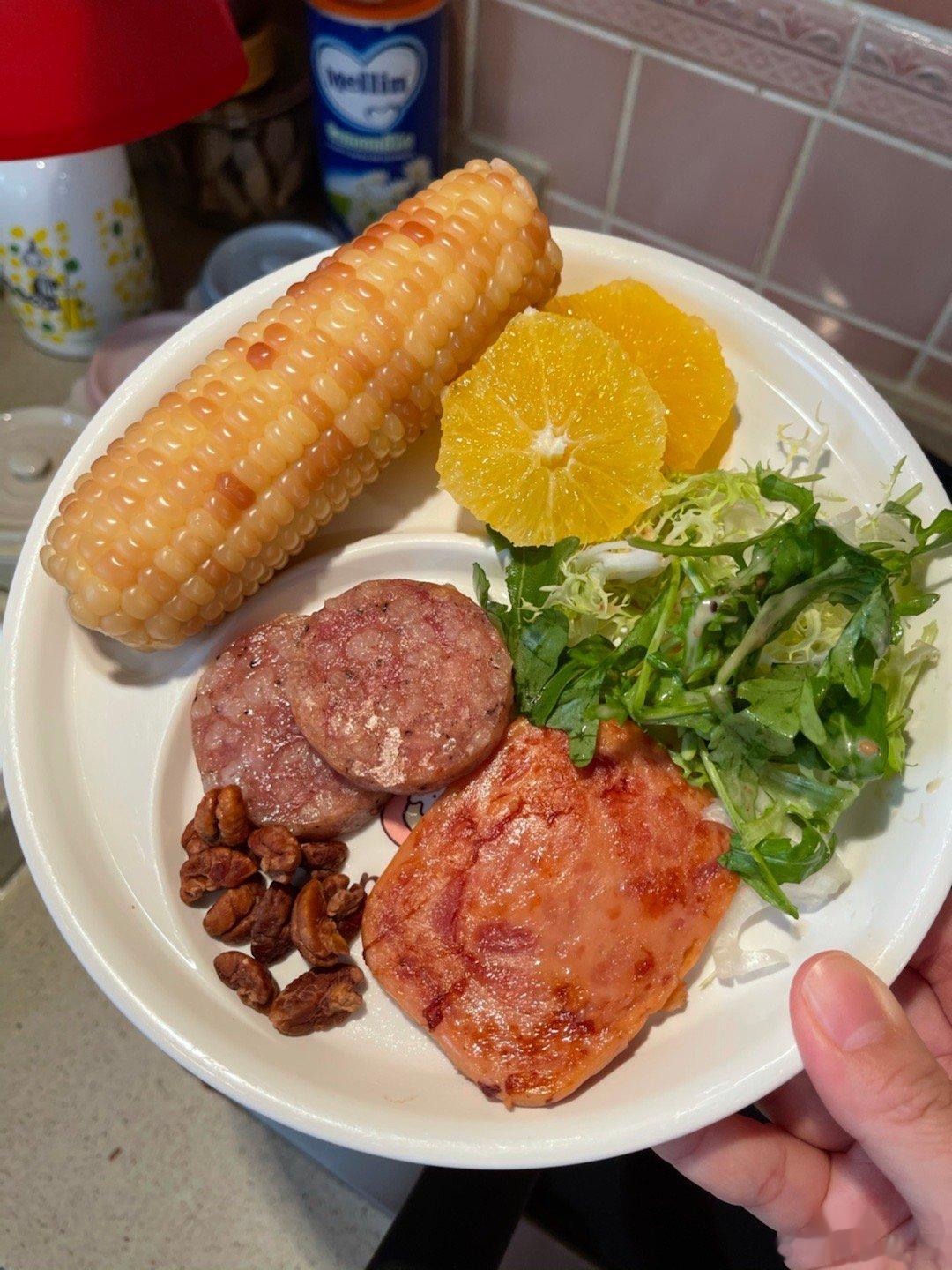 这是乔乔的早餐，她不爱喝牛奶，用秋梨膏冲水代替。 ​​​